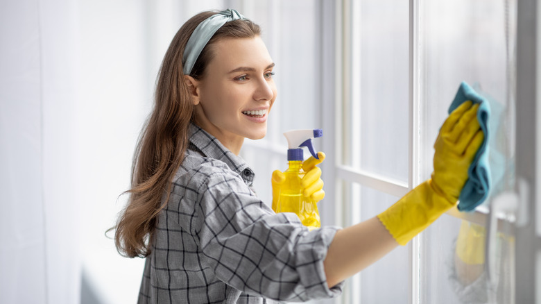 How to clean windows without streaks